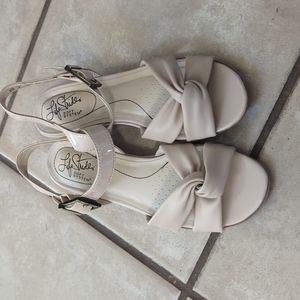 🎉HP🎉 NWOT Life Stride Soft System sandals in beige